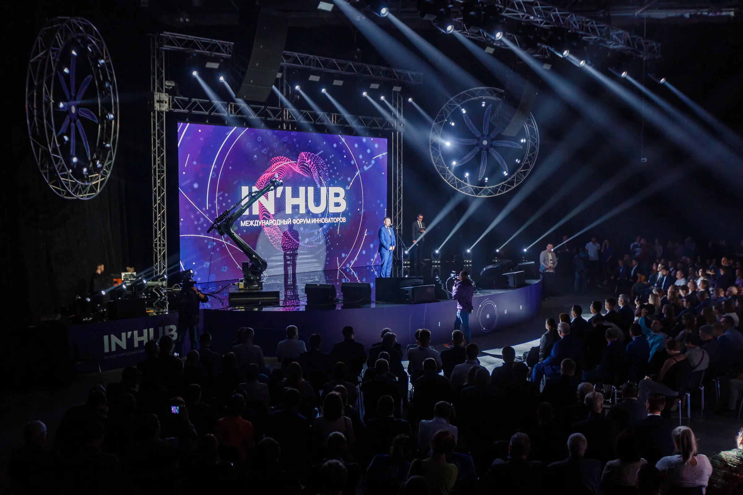 Робот-соведущий / InHub